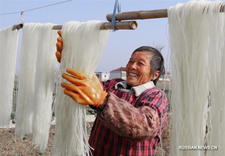 Как сушат лапшу к празднику Весны в провинции Цзянсу