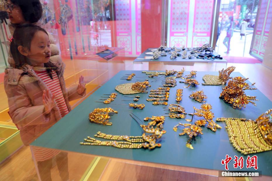 В Сянгане открылась выставка головных уборов для постановок гуандунской оперы