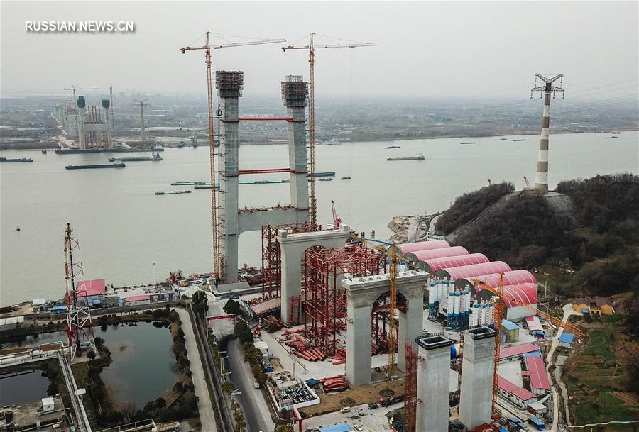 В провинции Цзянсу началось возведение верхних конструкций моста Уфэншань через Янцзы