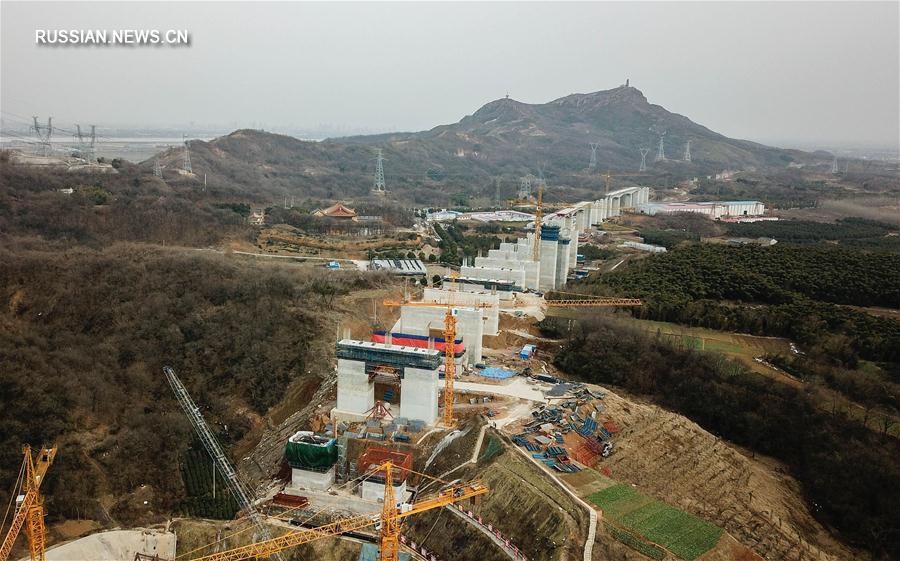 В провинции Цзянсу началось возведение верхних конструкций моста Уфэншань через Янцзы