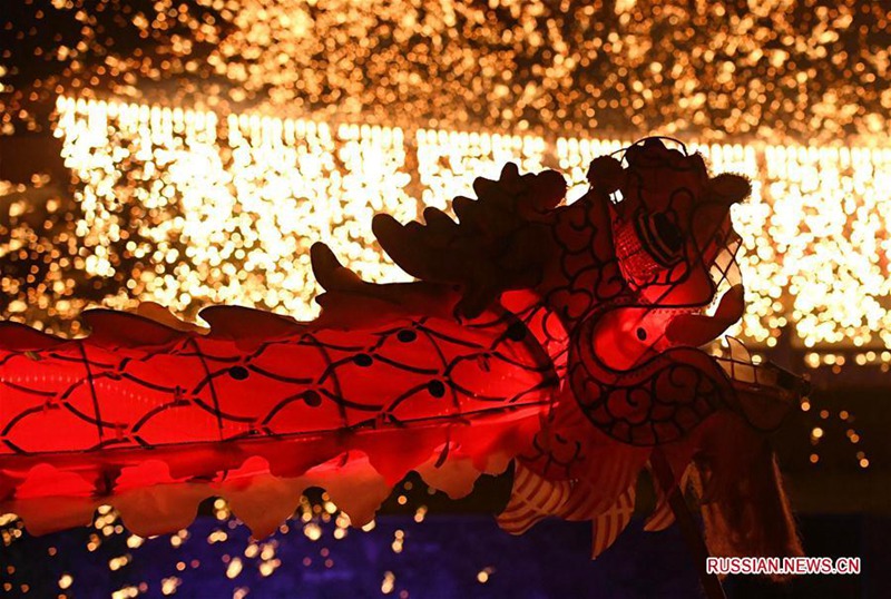 Танец огненного дракона среди искр расплавленной стали в Куньмине