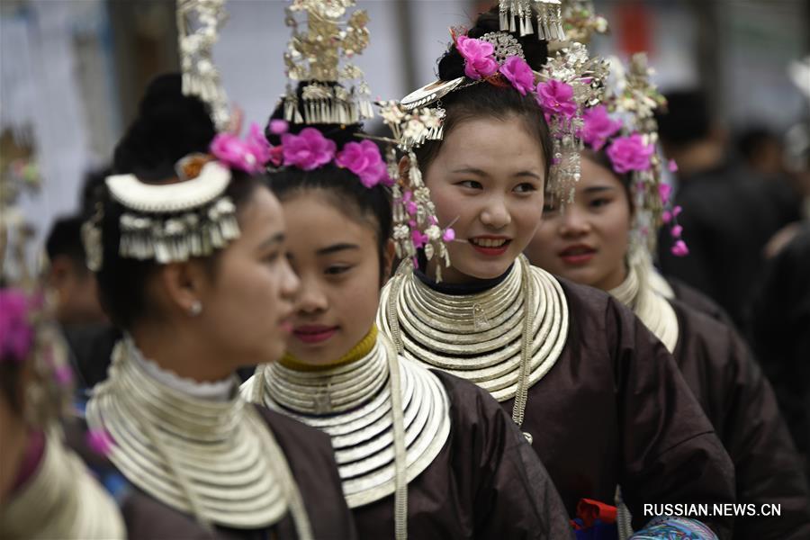Хоровод тысячи человек на дунском празднике дое в уезде Цунцзян