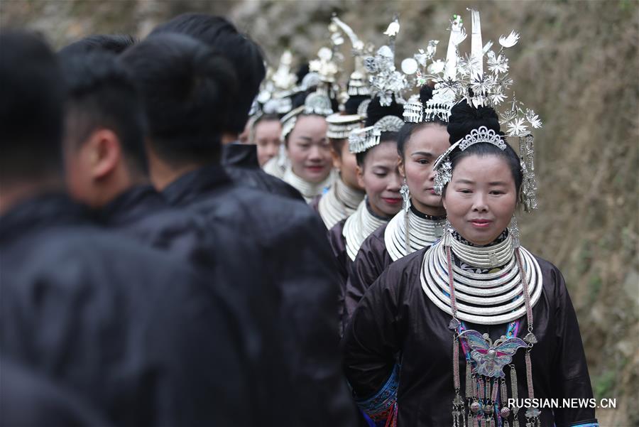 Хоровод тысячи человек на дунском празднике дое в уезде Цунцзян