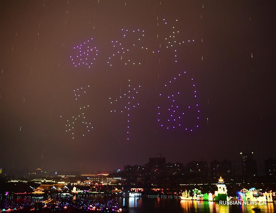 В древнем китайском городе Сиань прошло световое шоу дронов