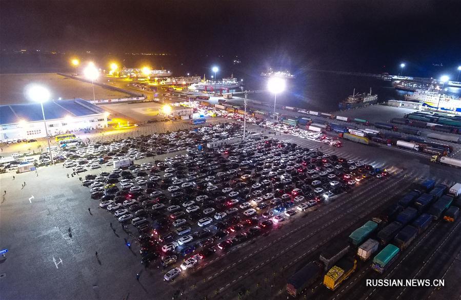 Около 10 тыс автомобилей по-прежнему стоят в пробках у портов Хайкоу