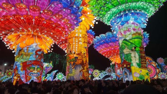 Разноцветные китайские фонари выходят на международный рынок