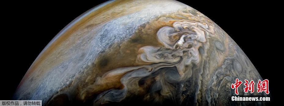 Уникальный снимок южного полюса Юпитера