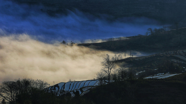 Море облаков над террасами Юаньян в провинции Юньнань