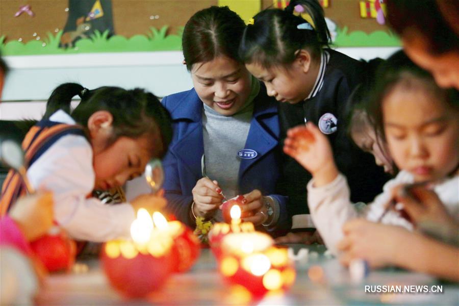 Жители Китая радуются приближению праздника Фонарей