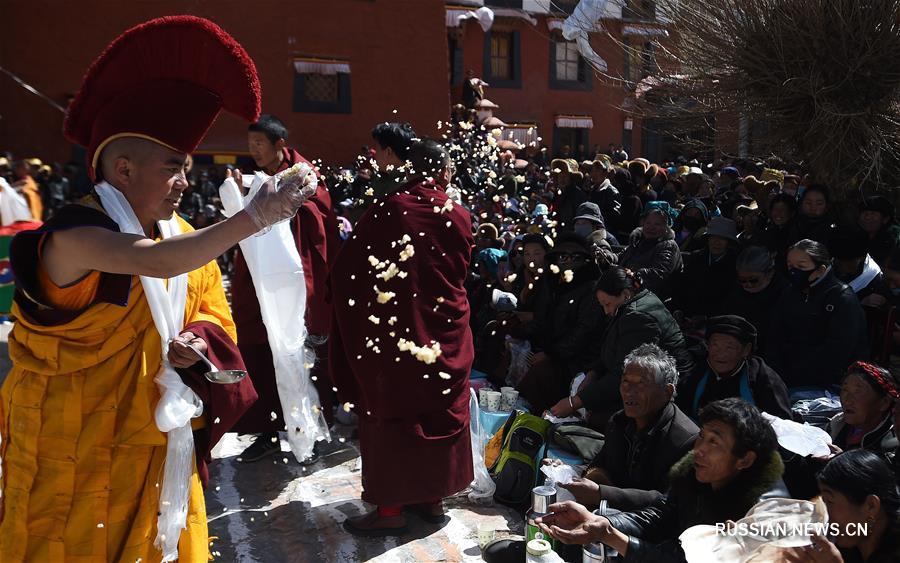 Последний день празднований тибетского Нового года в монастыре Гонггар Чеде