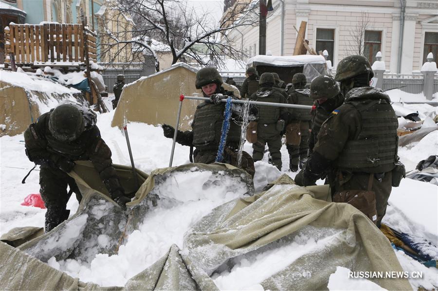 У здания Верховной Рады Украины демонтировали палаточный городок