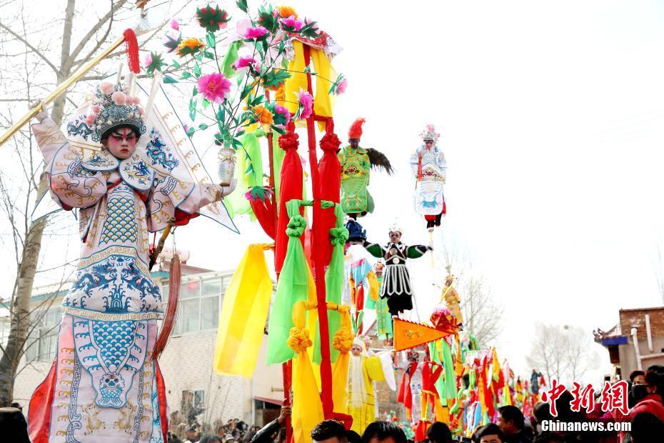 Северо-Западные народности Китая отметили наступление весны воздушным цирковым представлением