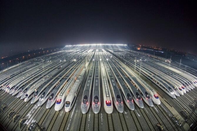Сотни поездов готовы к отправке, Ухань. Источник: «Жэньминь тупянь» 