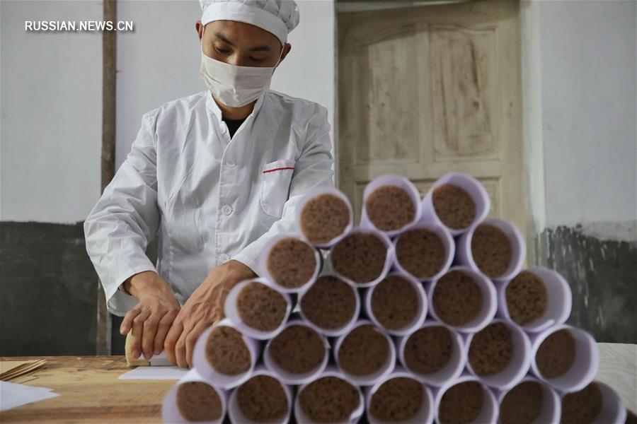 Изготовление традиционной китайской лапши в уезде Суйян на юго-западе Китая