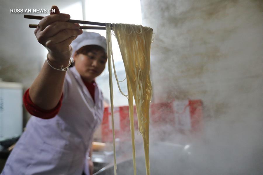 Изготовление традиционной китайской лапши в уезде Суйян на юго-западе Китая