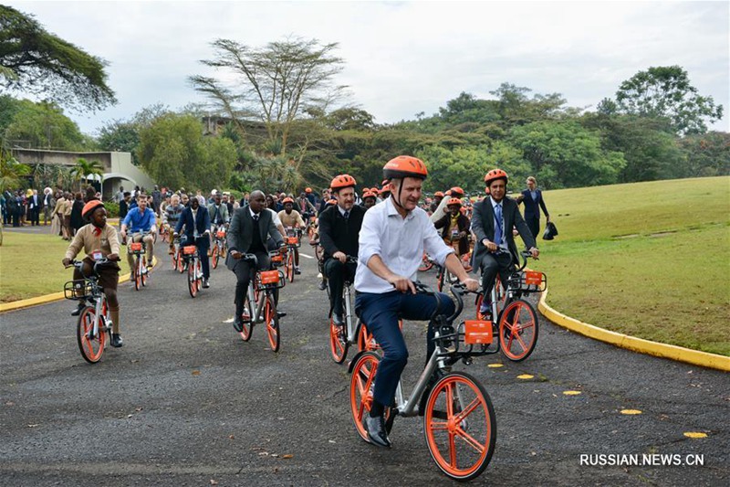 Сотрудники отделения ООН в Найроби сели на подаренные китайской компанией Mobike велосипеды
