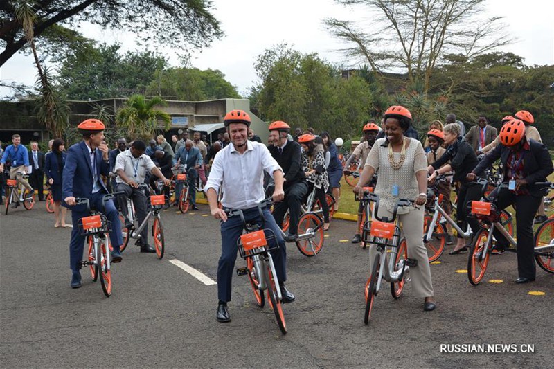 Сотрудники отделения ООН в Найроби сели на подаренные китайской компанией Mobike велосипеды