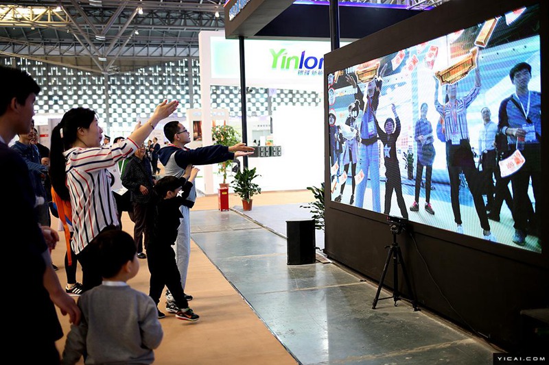 Посетители Китайской международной выставки по импорту и экспорту технологий испытывают виртуальную реальность. Фото: First Finance