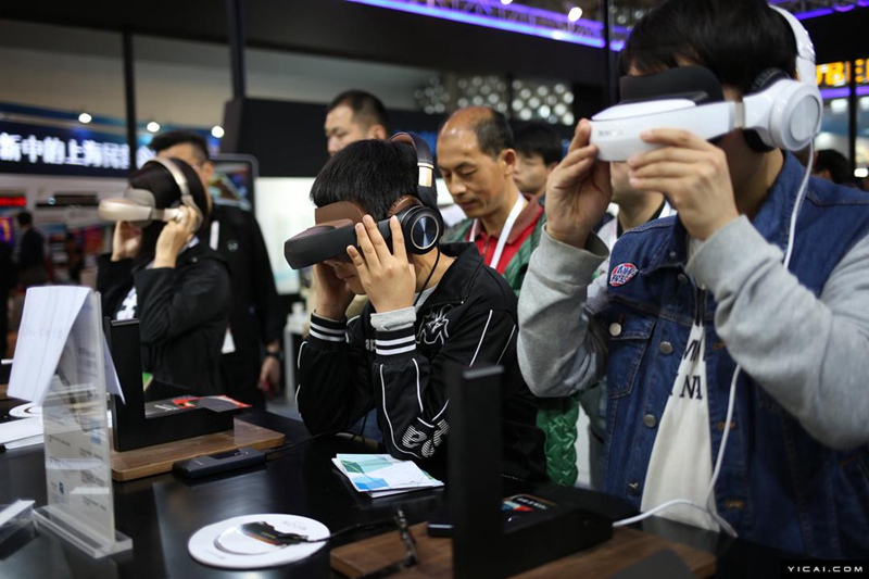Посетители Китайской международной выставки по импорту и экспорту технологий в Шанхае испытывают виртуальную реальность. Фото: First Finance