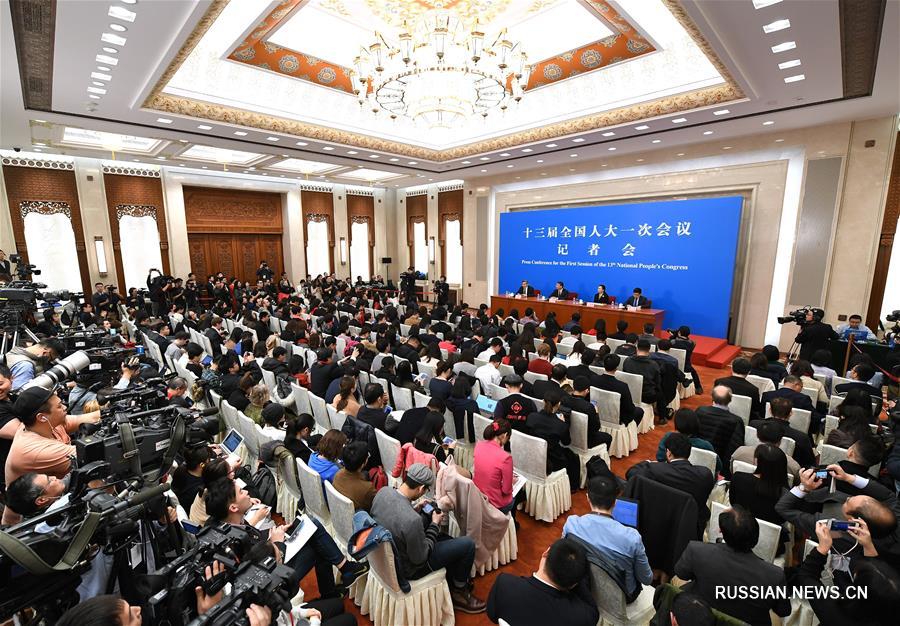 В Пекине состоялась пресс-конференция по вопросам внесения поправок в Конституцию КНР