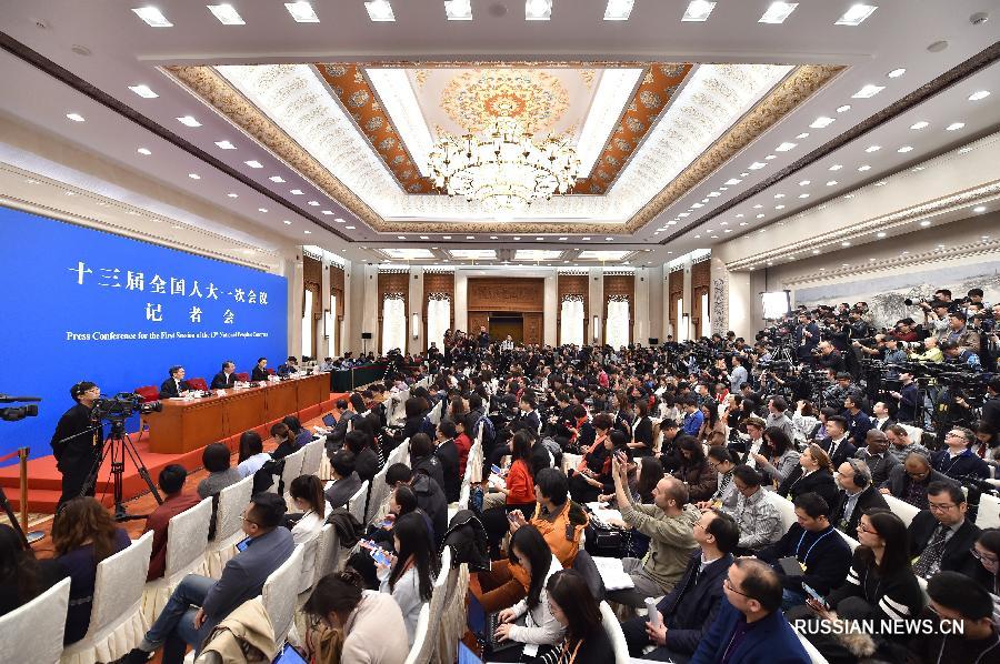 Идеи Си Цзиньпина о социализме с китайской спецификой новой эпохи включены в Конституцию КНР