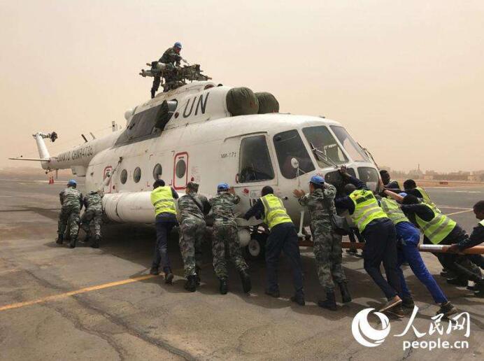 Первое вертолетное подразделение китайских миротворческих сил выполнило транспортировочную миссию