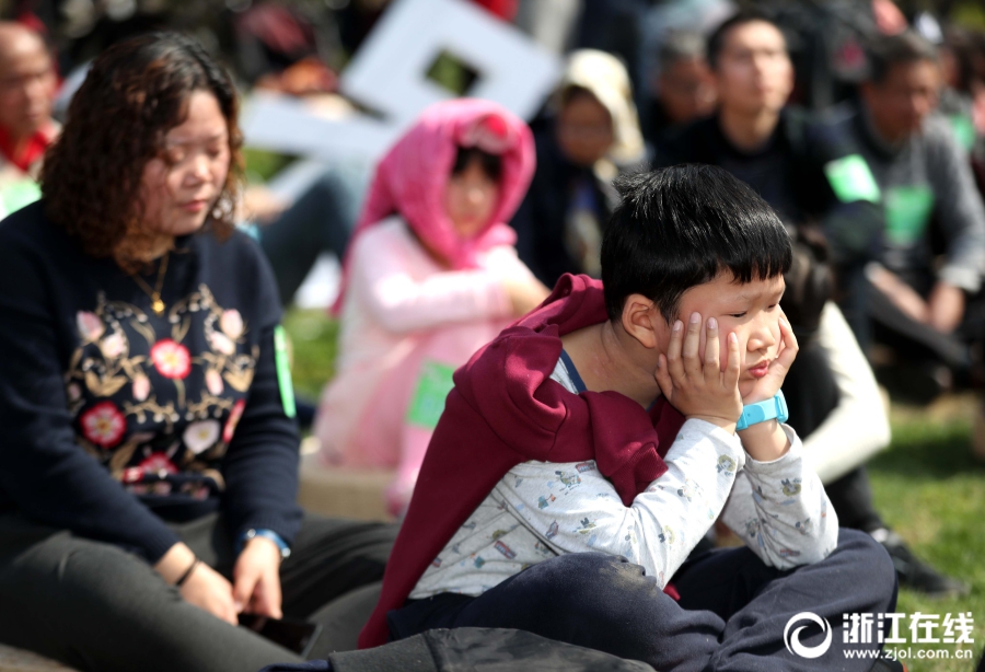 В китайском городе Ханчжоу прошло соревнование на способность сидеть неподвижно 