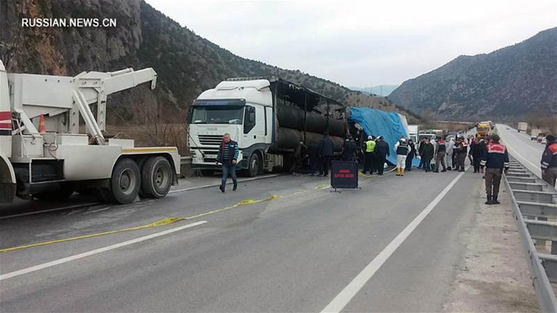 По меньшей мере 13 человек погибли в ДТП с участием автобуса на севере Турции