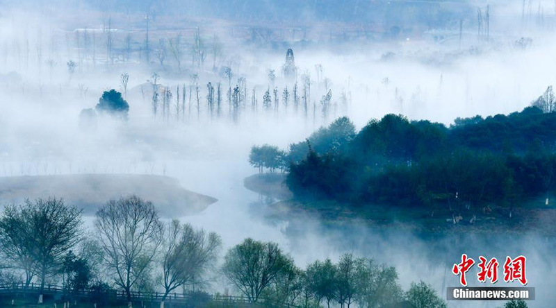 Утренний туман над рекой Кунмуцзян провинции Цзянси