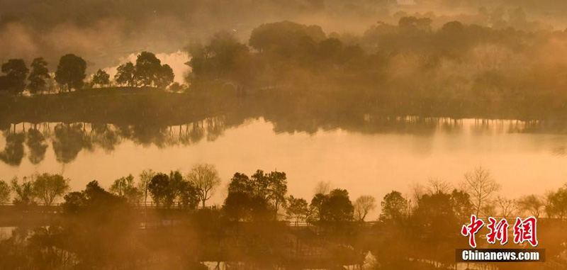 Утренний туман над рекой Кунмуцзян провинции Цзянси