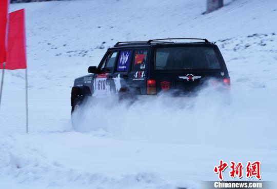 В провинции Хэйлунцзян на границе с Россией прошли трековые гонки на льду