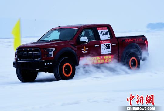 В провинции Хэйлунцзян на границе с Россией прошли трековые гонки на льду