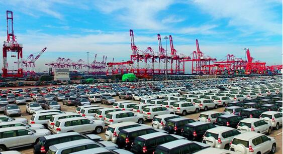 На фото: порт автомобилей бондовой портовой зоны Цяньвань города Циндао.Источник фото: «Жэньминь шицзюэ»