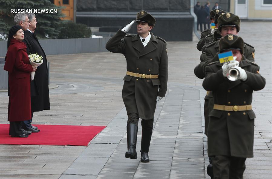 В Киеве состоялась торжественная церемония встречи прибывшего с официальным визитом в Украину президента Австрии А.ван дер Беллена