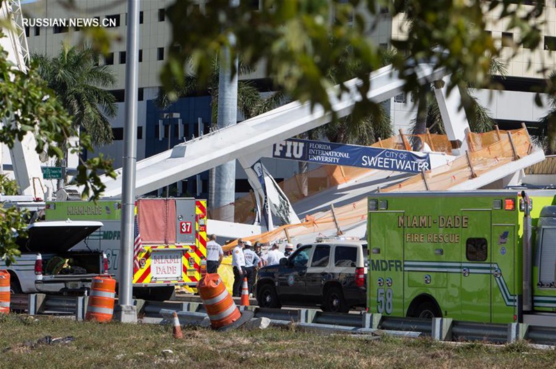В штате Флорида в США обрушился пешеходный мост, пострадали шесть человек