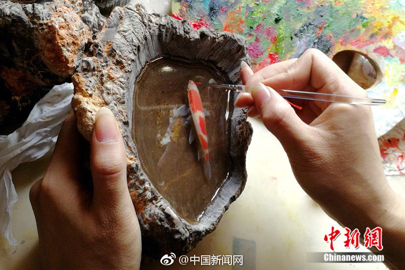 Китайский художник рисует «живые» рыбки в смоле