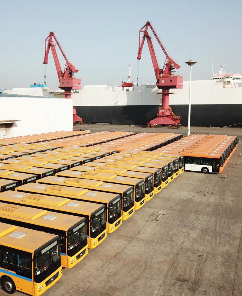 11 февраля 2018 года в порту Ляньюньган пассажирские автобусы погрузились в судно для экспорта вдоль морского Шелкового пути.Источник фото: pic.people.com.cn