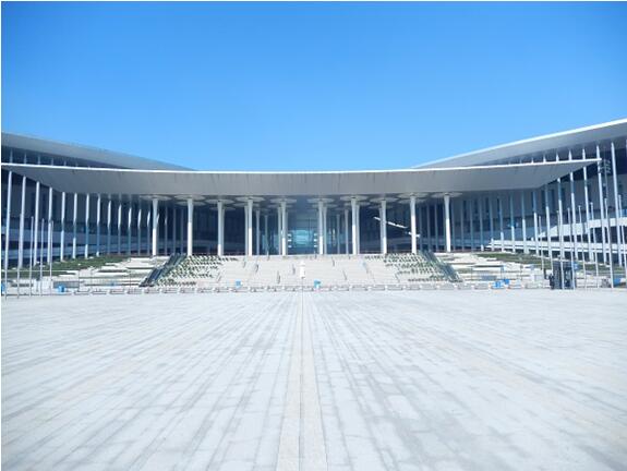 Вид снаружи Китайского государственного выставочного центра (Шанхай).Источник фото: сайт National Exhibition and Convention Center (Shanghai)