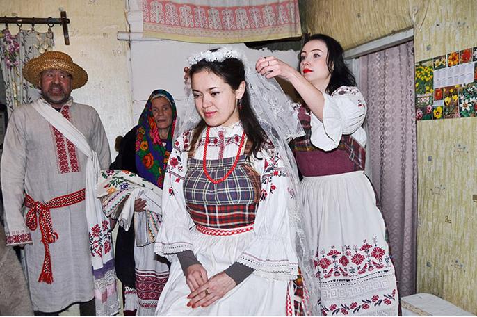 В белорусской деревне Судилы устроили реконструкцию свадебного обряда
