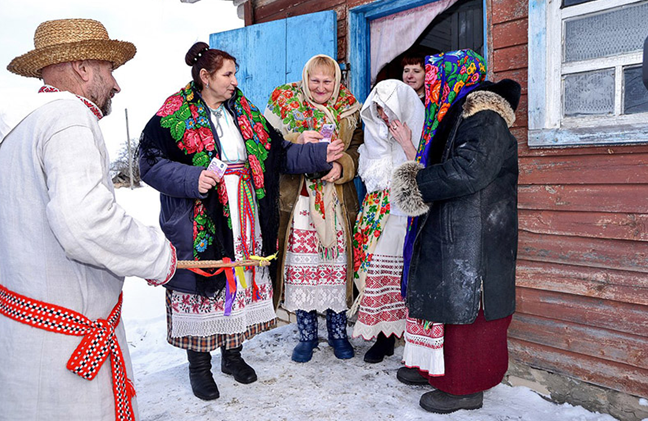 В белорусской деревне Судилы устроили реконструкцию свадебного обряда
