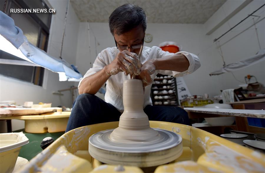 Тайваньский художник по фарфору создал уникальную "танцующую" чашу