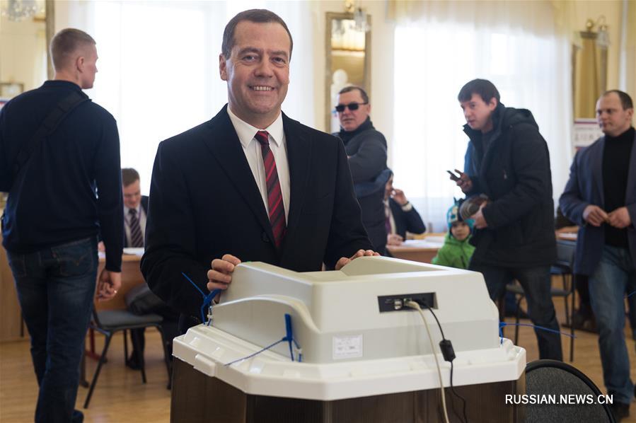 Дмитрий Медведев проголосовал на президентских выборах РФ