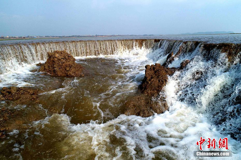 В заболоченных местах Поянху появился «водопад»