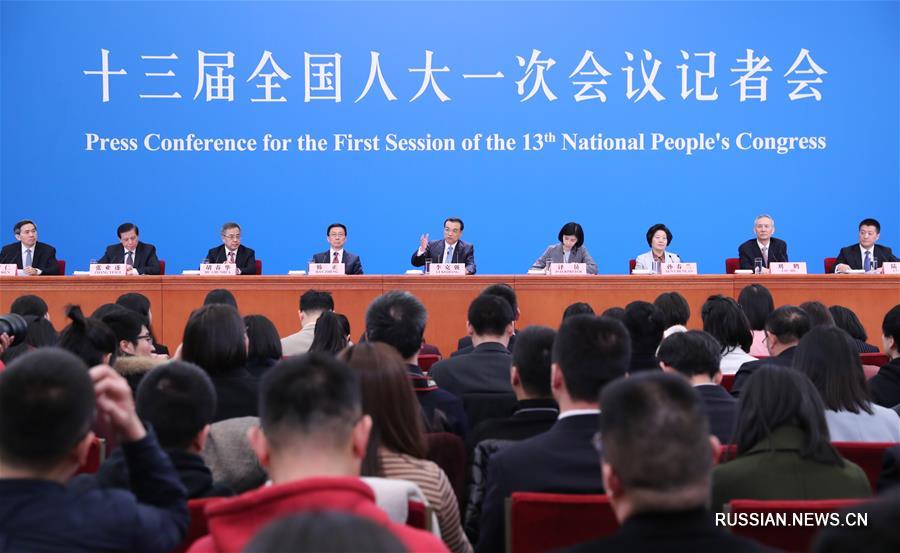По окончании 1-й сессии ВСНП 13-го созыва состоялась встреча премьера Госсовета КНР Ли Кэцяна с журналистами