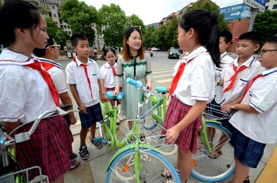 31 августа 2017 г. учительница проводит урок безопасности для школьников на месте парковки велосипедов общего пользования в начале учебного года. Источник фото: Ши Юй «Жэньминь шицзюэ»