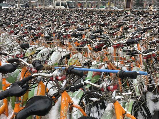 На фото: 27 января 2018 г. Место парковки велосипедов общего пользования в городе Сиань провинции Шэньси. Источник фото: Чжан Шучжун «Жэньминь шицзюэ»