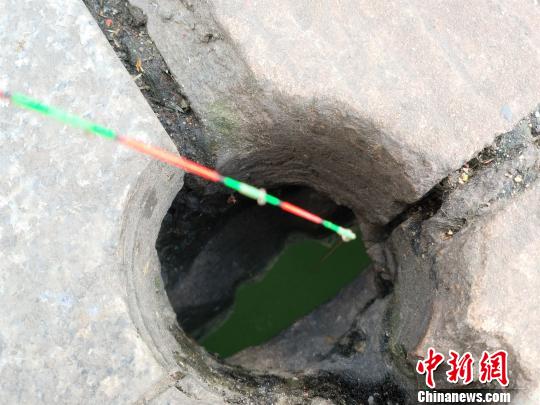 Китайцы удят рыбу через отверстие в бетонном мосту