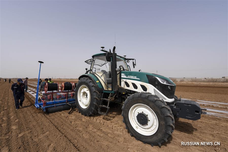 Беспилотные тракторы на хлопковых полях в Синьцзян-Уйгурском АР