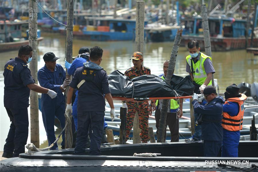 Число погибших при крушении землечерпательного судна у берегов Малайзии возросло до четырех человек