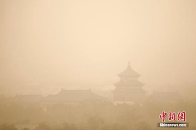 На Севере Китая наблюдается серьезное загрязнение воздуха песчаной пылью